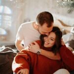 Pareja abrazándose en la cama