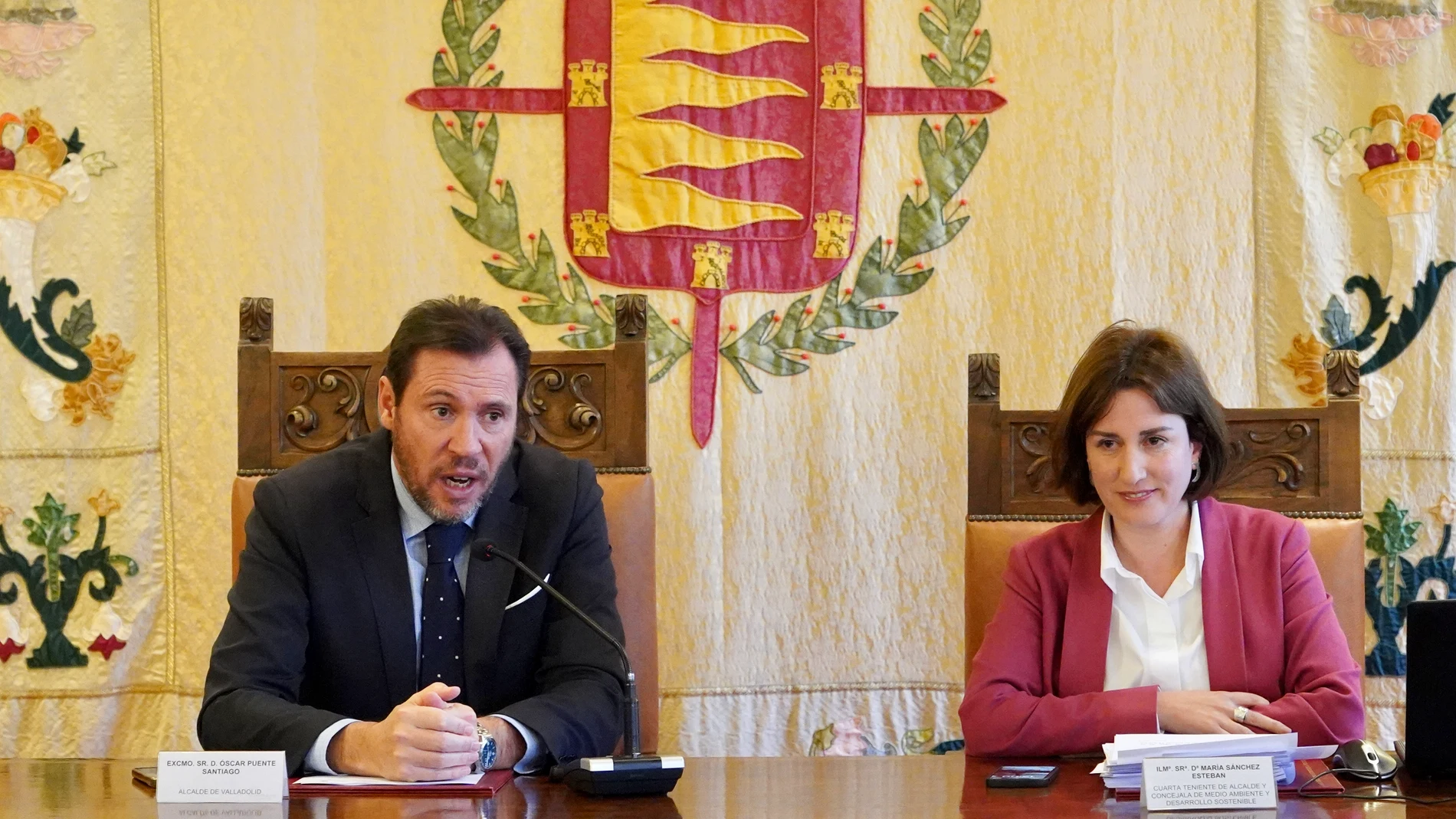 El alcalde de Valladolid, Óscar Puente, y la concejala de Medio Ambiente y Desarrollo Sostenible, María Sánchez, presentan el Proyecto de Ordenanza Zona Bajas Emisiones