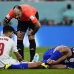Mateu Lahoz dialoga con el iraní Mehdi Taremi tras una entrada a Cameron Carter-Vickers