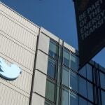 El logotipo de Twitter en las oficinas de la compañía en San Francisco