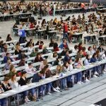 Opositores en pleno examen