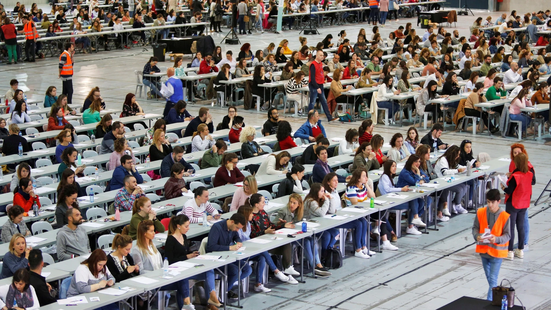 Opositores en pleno examen