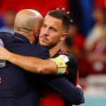El abrazo de Hazard y Roberto Martínez