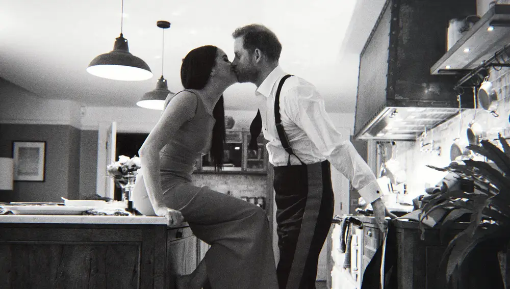 Harry y Meghan en una escena del documental "Harry & Meghan,"
