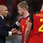 El ex seleccionador Roberto Martínez dando ánimos a varios jugadores