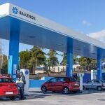Vehículos repostando en una estación de servicio