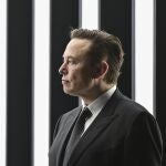 Elon Musk asistiendo a la apertura de una fábrica de Tesla en Berlín (Patrick Pleul/Pool via AP, File)