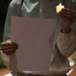 Un manifestante no quiso mostrar su rostro por temor a represalias, sostiene una vela eléctrica y un papel en blanco durante una protesta en la Universidad de Hong Kong en Hong Kong