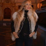 Carmen Lomana muy sexy con botas muy altas.
