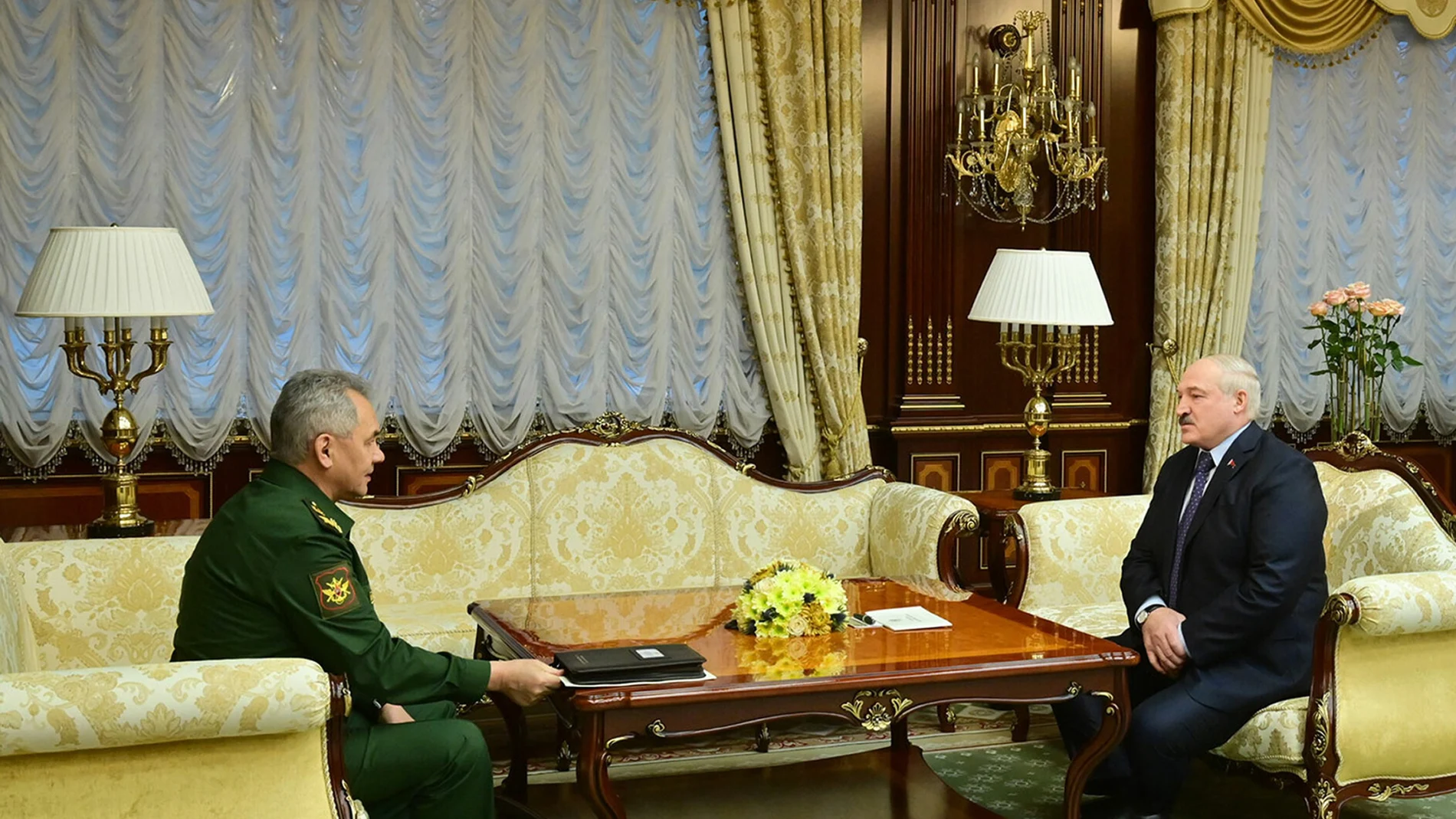 El presidente bielorruso, Alexander Lukashenko, a la derecha, y el ministro de Defensa ruso, Sergei Shoigu, durante sus conversaciones en Minsk, Bielorrusia, a principios de mes