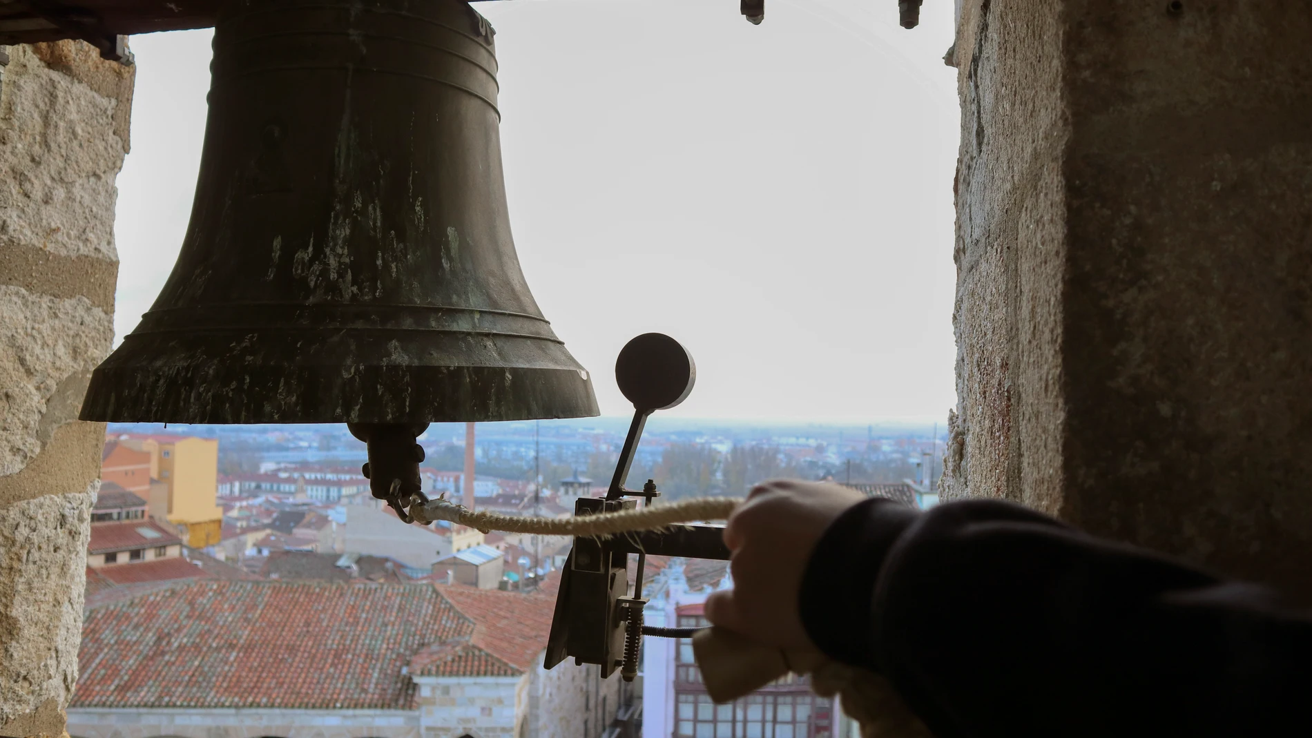 Toque de campanas en la Iglesia de San Juan en Zamora para celebrar que el toque manual de campanas ha sido declarado Patrimonio Cultural Inmaterial de la Humanidad por la UNESCO