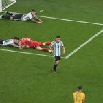 Los jugadores de Argentina felicitan a su portero, Emililano Martínez, tras la parada