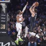 Doncic se dispone a anotar ante la defensa de Jalen Brunson