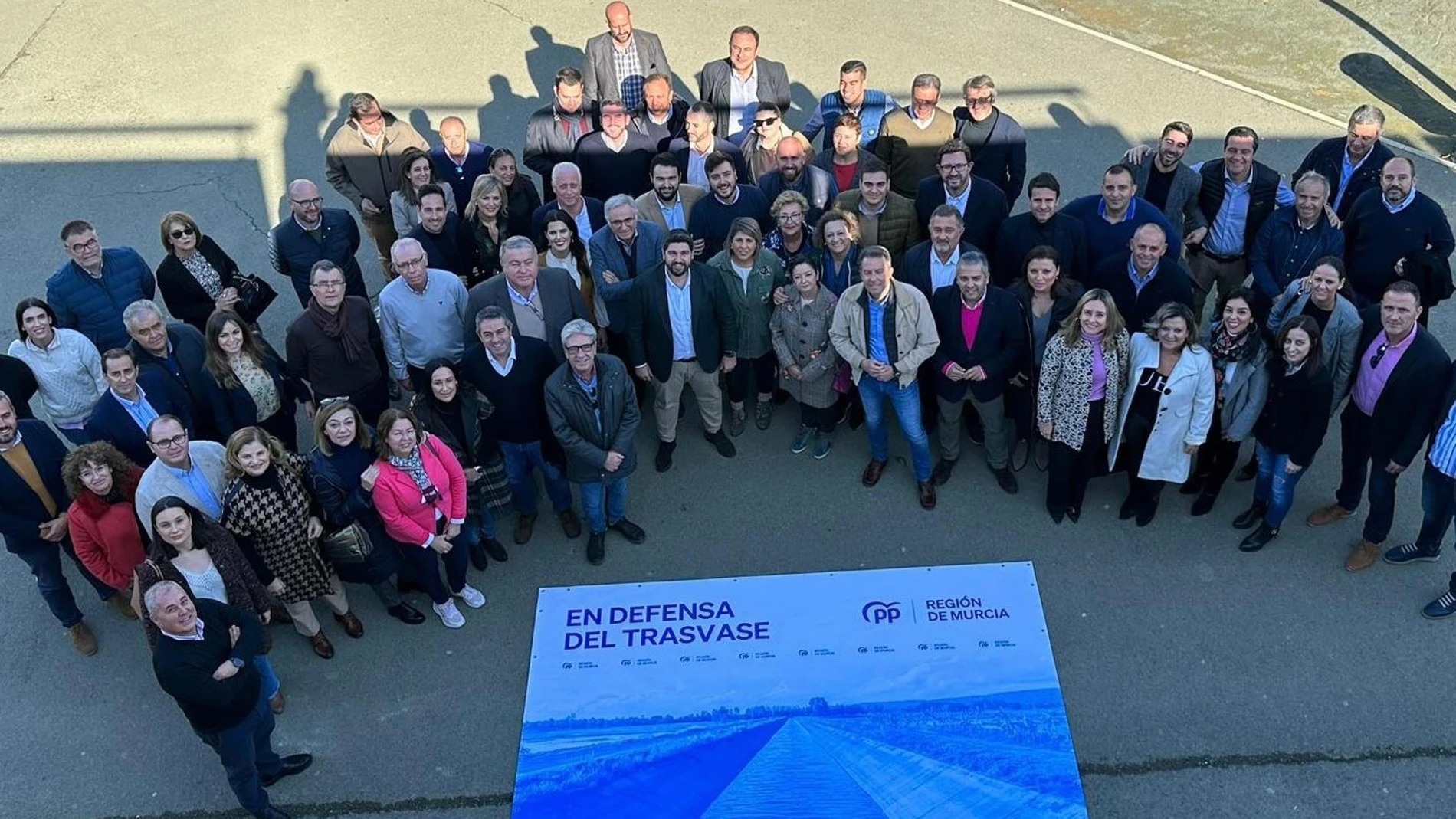El presidente del Partido Popular, Fernando López Miras, ha celebrado una reunión de trabajo con alcaldes, portavoces y presidentes del PP en los municipios, para abordar el futuro del Trasvase Tajo-Segura