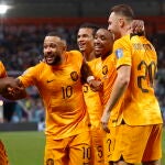 Depay celebrando su gol