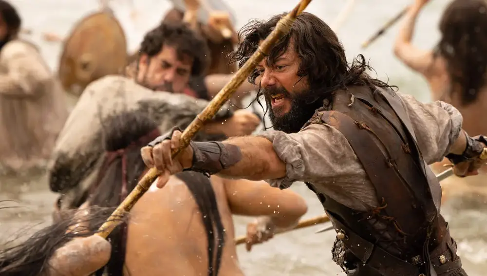 Álvaro Morte dando vida a Elcano en la serie "Sin límites"