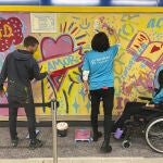 GRAF966. MADRID, 03/12/2022.- Metro de Madrid, la Fundación Eurofirms y el grupo de artistas urbanos Boa Mistura se han unido este sábado en una iniciativa en la estación del suburbano de Sol para concienciar sobre la necesidad de facilitar el acceso al mundo laboral a las personas con alguna discapacidad. Un grupo de personas con discapacidad ha podido escribir o dibujar libremente palabras o motivos que tienen relación con su profesión, creando un gran tapiz de colores en un mural de 20 metros que se ha elaborado en uno de los pasillos de la estación de Sol. En una segunda fase, los miembros del grupo Boa Mistura han pintado un fondo blanco sobre el tapiz, de manera que ha quedado resaltada la frase final del mural: ?Estoy aquí?, destacando que la labor que realizan en ocasiones queda invisibilizada y reclamando las oportunidades a las que les gustaría acceder.-EFE/Metro de Madrid***SOLO USO EDITORIAL/SOLO DISPONIBLE PARA ILUSTRAR LA 
