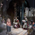 Detalles de las figuras de los Reyes Magos acercándose a la Virgen María y al niño Jesús en el belén napolitano del XVIII del Museo de Historia, a 3 de diciembre de 2022, en Madrid (España). Este belén napolitano es un magnífico ejemplo de escultura barroca naturalista. Este tipo de belén se difundió en España, y en concreto en el círculo cortesano, en el siglo XVIII gracias a Carlos III que había sido rey de Nápoles. En él se evoca la Natividad de Jesús mezclando figuras populares italianas, ataviadas según la moda dieciochesca, con el mundo oriental de los Reyes Magos y su séquito.03 DICIEMBRE 2022;NAVIDAD;NATIVIDAD;PESEBRE;BELÉN;REYES MAGOS;FIGURAS;NIÑO JESÚS;Jesús Hellín / Europa Press03/12/2022