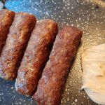El “mici rumano” una peculiar salchicha fresca de carne picada condimentada por especias