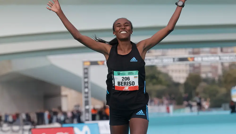 VALENCIA, 04/12/2022.- La etíope Amane Beriso a su llegada a meta como ganadora este domingo, en el que protagonizó la gran sorpresa en la Maratón de Valencia-Trinidad Alfonso al batir a la favorita, su compatriota Letesenbet Gidey, con un tiempo oficioso de 2:14:58 horas, mejor tiempo de la prueba valenciana.- EFE / Kai Forsterling