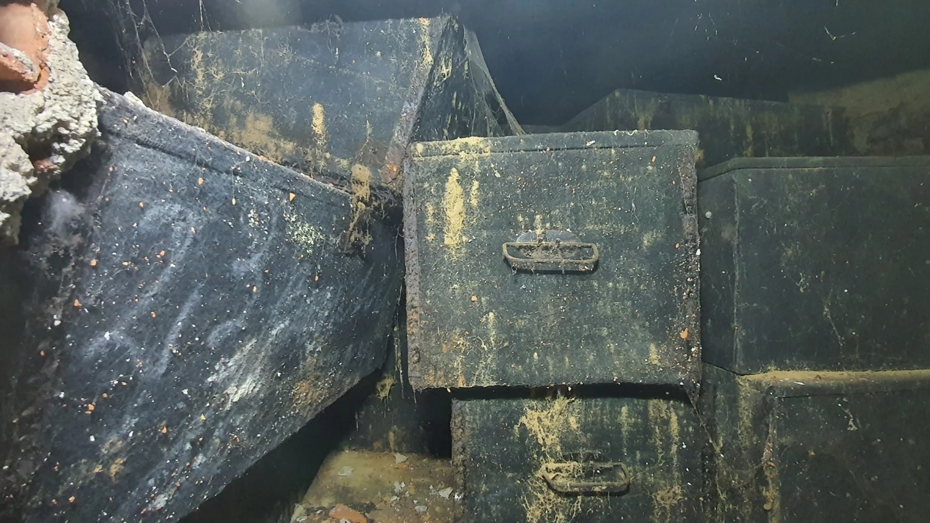 Interior de uno de los osarios del Valle de los Caídos. Hay cajas individuales y otras colectivas para un total de 14 cuerpos