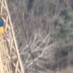La bandera ucraniana ondea al otro lado del río Dnipro