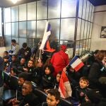 La ministra francesa de Deportes, Amelie Oudea-Castera, con jugadores de la Academia Bondy
