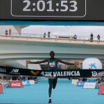 El atleta keniano Kelvin Kiptum a su llegada a meta como ganador de la cuadragésima segunda edición del Maratón Valencia Trinidad Alfonso, en su debut en la distancia, logrando además el récord de la prueba con un tiempo oficioso de 2:01:53 horas, tercera mejor marca de todos los tiempos, este domingo en Valencia