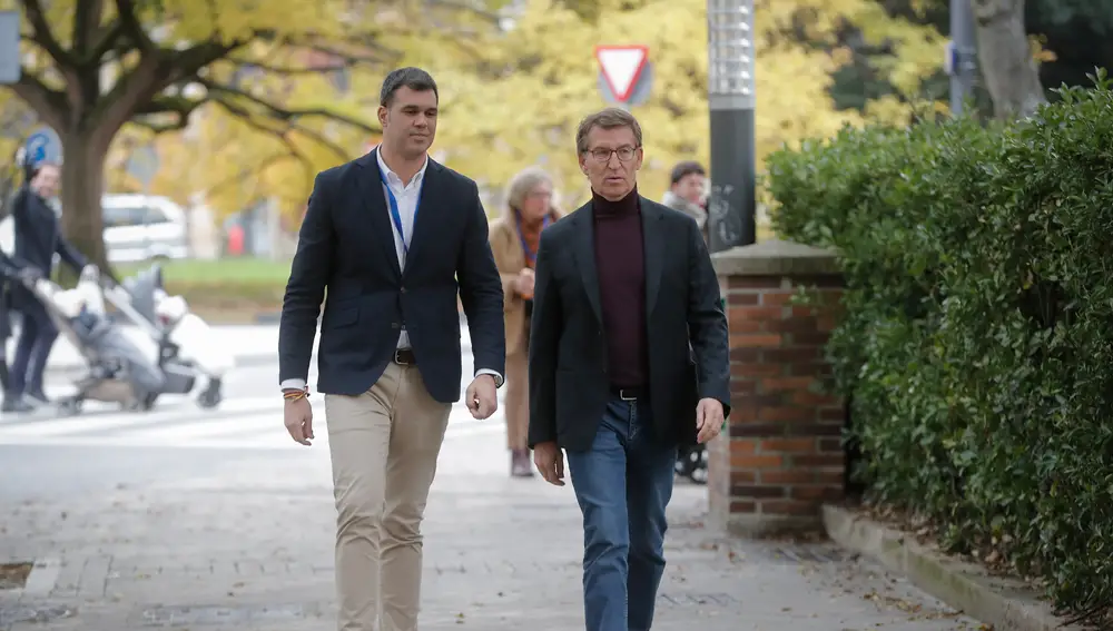 El presidente nacional del partido, Alberto Núñez Feijóo y el nuevo presidente del PP en Navarra, Javier García a su llegada al congreso de los populares en la comunidad foral.
