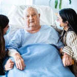María (a la izda.) junto a Paulino y la psicóloga del Hospital Centro de Cuidados Laguna