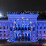 La bandera de la Unión Europea se proyecta sobre el edificio de la Biblioteca Nacional en Sarajevo
