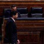 El portavoz de ERC, Gabriel Rufián pasa delante del presidente del Gobierno, Pedro Sánchez