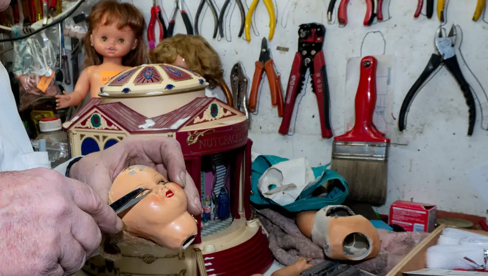 La reparación de muñecas nunca pasó de moda