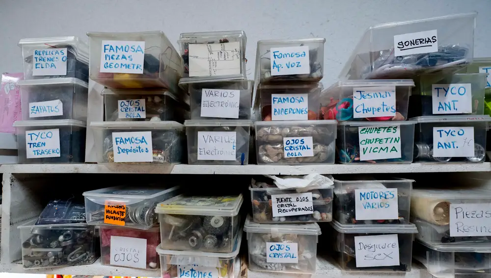 Desde ojos hasta chupetes, todas las piezas estaban separadas en cajas
