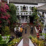 Vista de la entrada del patio de San Basilio este martes en Córdoba, que celebra el décimo aniversario de la declaración de los Patios Cordobeses como Patrimonio Cultural Inmaterial de la Humanidad por parte de la Unesco. EFE/ Rafa Alcaide