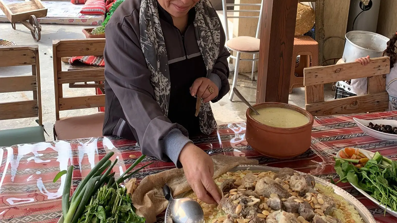 Fatima, que dirige una asociación de mujeres en la ciudad de As Salt, prepara uno de los platos típicos, mansaf, con el que recibe a los turistas en su casa