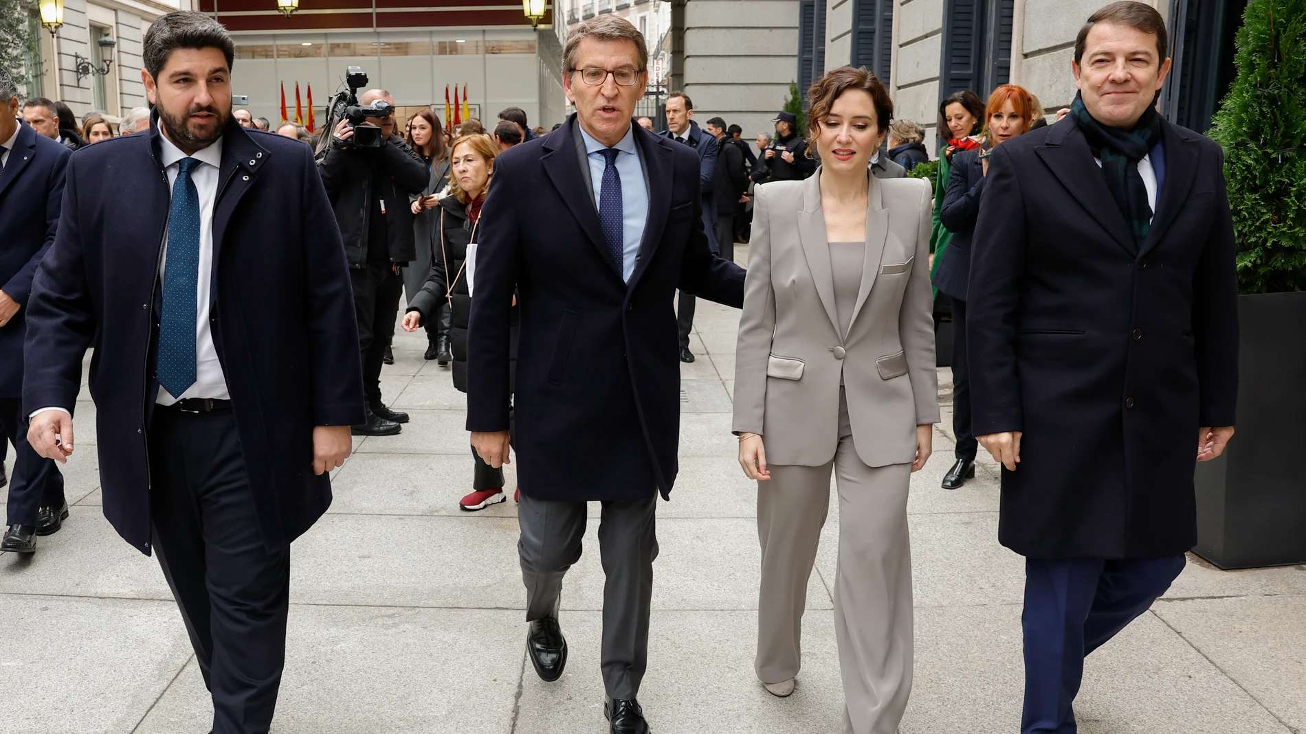 Mañueco llega al acto institucional junto a Feijóo, Díaz Ayuso y Fernando López Miras