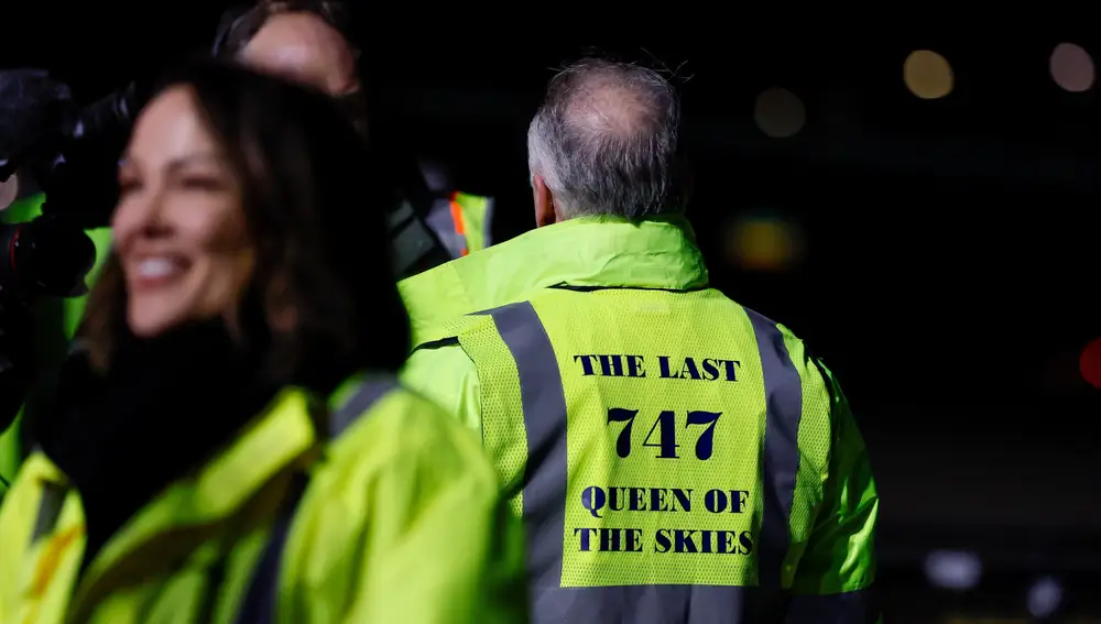 Un empleado de Boeing con una chaqueta en la que se puede leer "El último 747. La reina de los cielos", el pasado martes en la fábrica de la compañía en Everett
