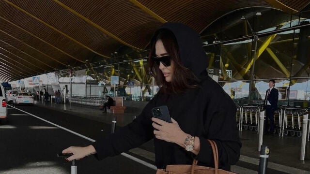 Vicky Martín Berrocal con look de aeropuerto y New Balance. Vicky Martín Berrocal con look de aeropuerto y New Balance.