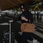 Vicky Martín Berrocal con look de aeropuerto y New Balance.
