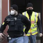 Agentes de policía caminan frente a una propiedad registrada durante una redada contra los llamados "ciudadanos del Reich" en Fráncfort
