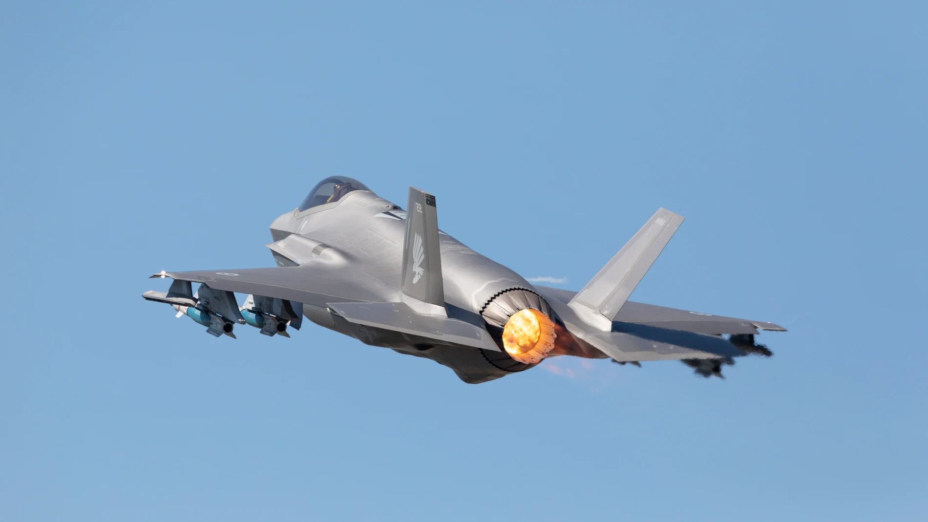 Un avión F-35A Lightning II de la Fuerza Aérea de Australia despega con su carga de bombas GBU-12 en la Base Darwin, en el norte del país