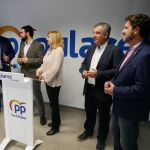 Imagen de los senadores y diputados del PP, en la rueda de prensa