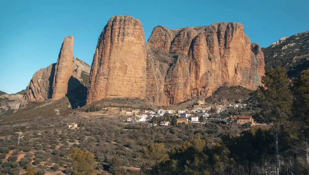 Los mallos, una especie de pared gigantesca, alcanzan los 275 metros de alturas