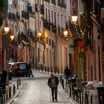 Una persona de la tercera edad camina por Lavapiés (Madrid)