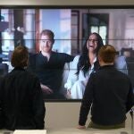 Dos ciudadanos británicos observan el docureality de los Susswx. (AP)