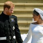 Meghan Markle y el príncipe Harry, el día de su boda (Ben Birchhall/pool photo via AP, file)
