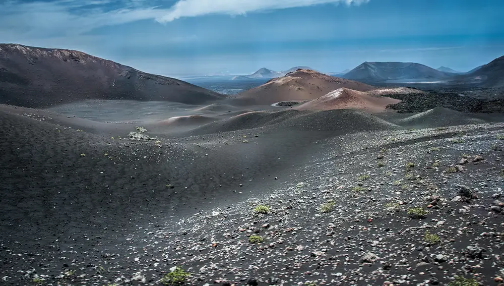 Una panorámica del parque nacional del Timanfaya, donde se funden la roca, la ceniza y el fuego