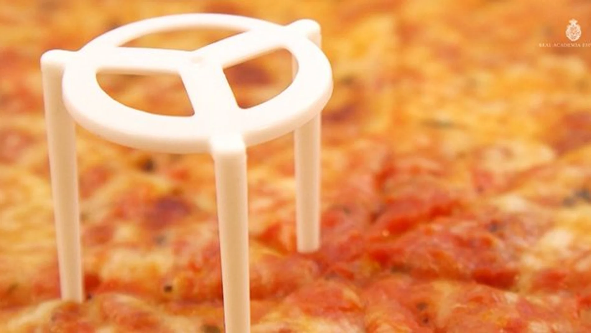 Un "guardapizza" sobre el alimento. Fuente: RAE