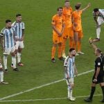 Mateu Lahoz muestra tarjeta amarilla a Messi en el Países Bajos - Argentina de cuartos de final del Mundial